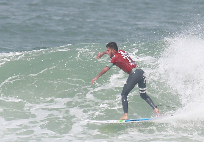 Felipe Toledo faz manobras no campeonato de surfe Rio Pro