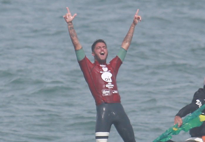 Felipe Toledo comemora a vitória no campeonato de surfe Rio Pro