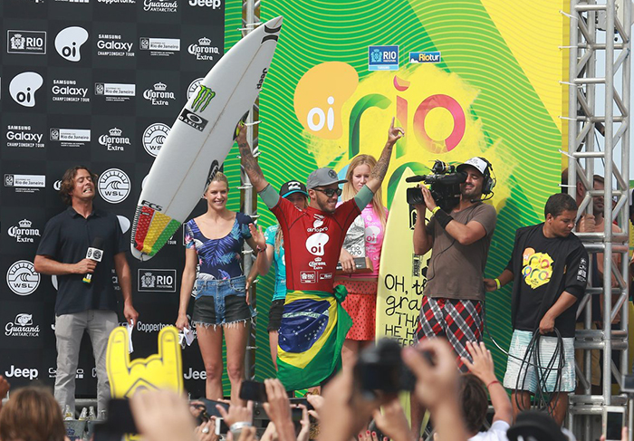 Felipe Toledo comemora a vitória no campeonato de surfe Rio Pro