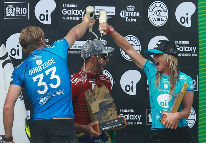 Felipe Toledo toma banho de cerveja após vencer campeonato de surfe Rio Pro