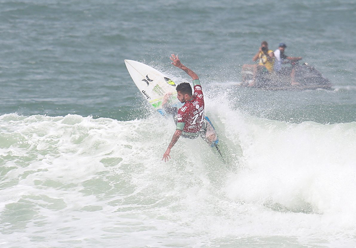 Felipe Toledo faz manobras no campeonato de surfe Rio Pro