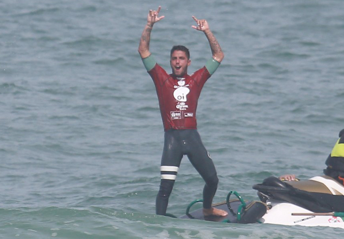 Felipe Toledo comemora manobras perfeitas no campeonato de surfe Rio Pro