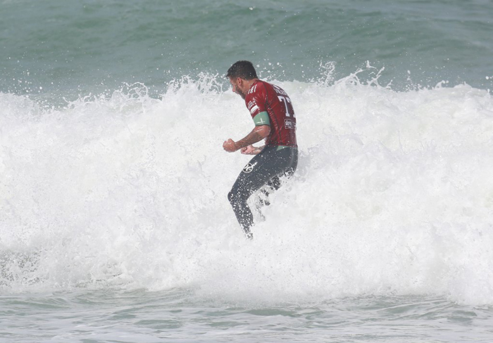 Felipe Toledo comemora no campeonato de surfe Rio Pro