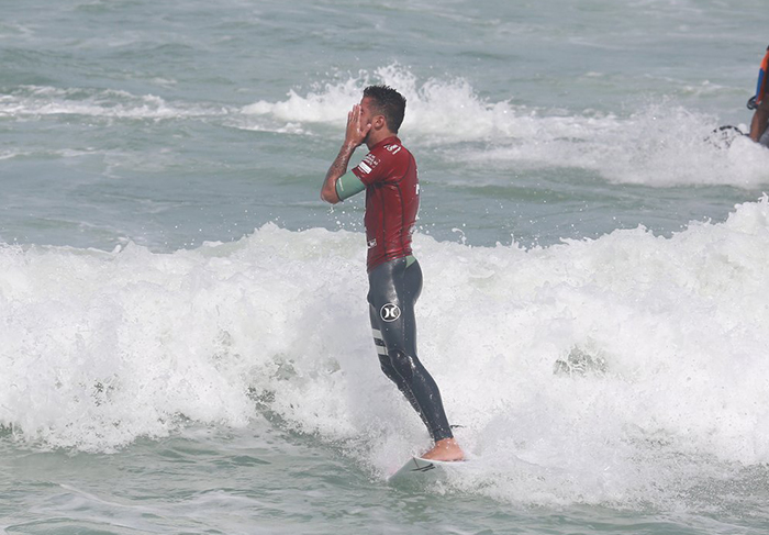 Felipe Toledo celebra suas manobras no campeonato de surfe Rio Pro