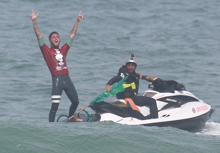 Felipe Toledo comemora vitória no campeonato de surfe Rio Pro