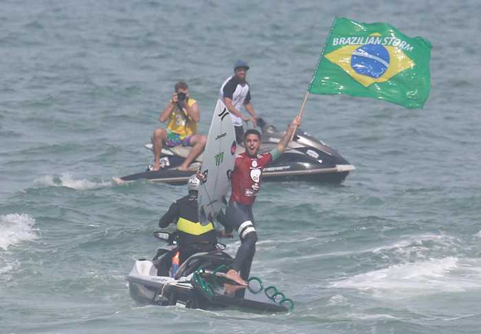 Felipe Toledo comemora vitória do campeonato de surfe Rio Pro