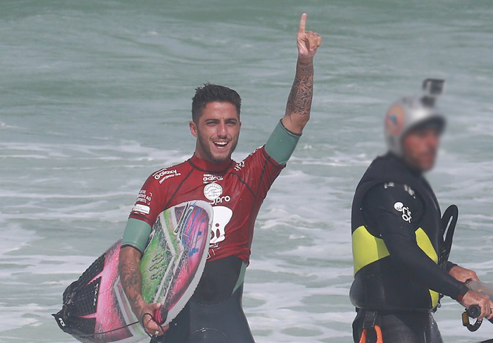 Felipe Toledo celebra primeiro lugar no campeonato de surfe Rio Pro