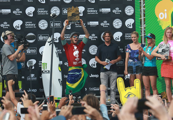 Felipe Toledo comemora vitória no campeonato de surfe Rio Pro
