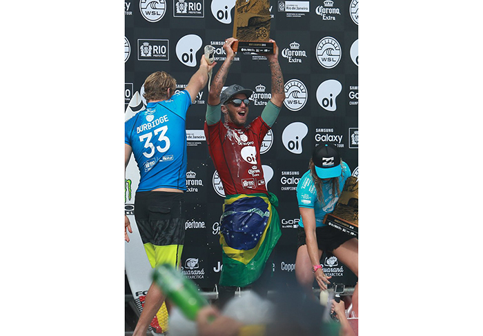 Felipe Toledo levanta troféu após vencer campeonato de surfe Rio Pro