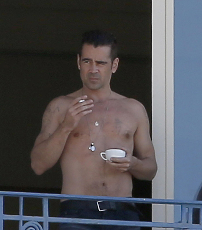 Colin Farrell aparece sem camisa em sacada de hotel junto com mulher misteriosa