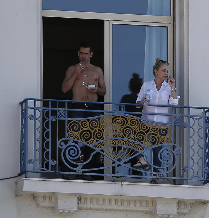 Colin Farrell aparece sem camisa em sacada de hotel junto com mulher misteriosa