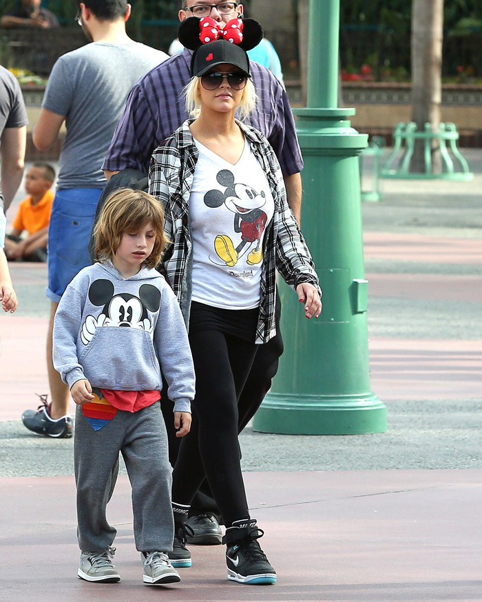 Christina Aguilera passeia pela Disney vestida a caráter