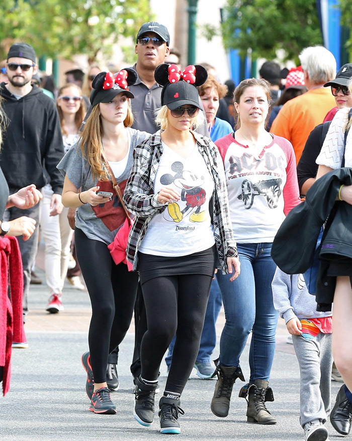 Christina Aguilera passeia pela Disney vestida a caráter