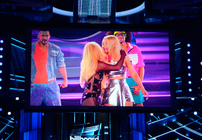 Iggy Azalea e Britney Spears lançam Pretty Girls no Billboard Music Awards