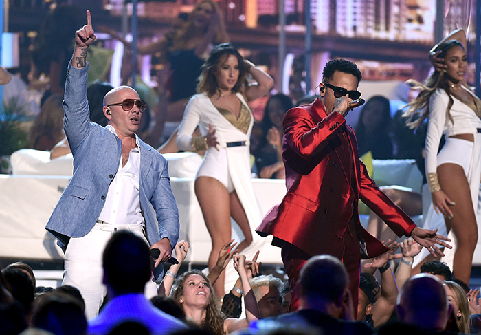 Pitbull e Chris Brown arrepiaram a noite de premiação do Billboard Music Awards