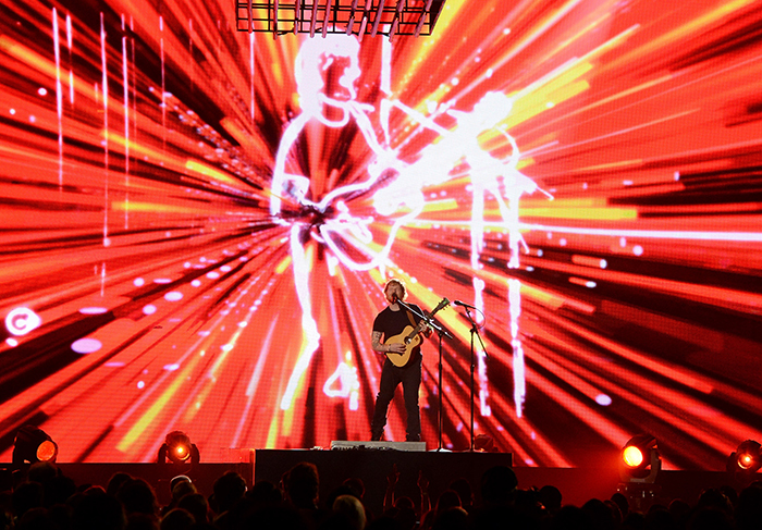 Ed Sheeran levanta o público em noite de premiação do Billboard Music Awards