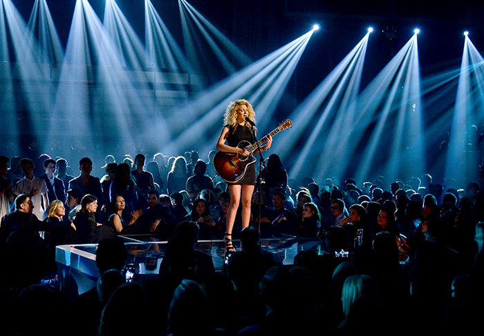 Tory Kelly se apresenta em noite de premiação do Billboard Music Awards