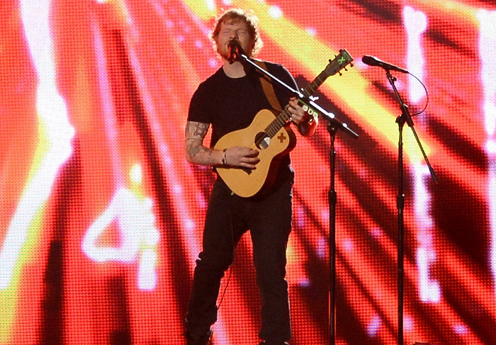 Ed Sheeran arrepiara público na noite de premiação do Billboard Music Awards