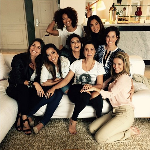  Sorridente, Anitta faz clube da luluzinha com amigas famosas