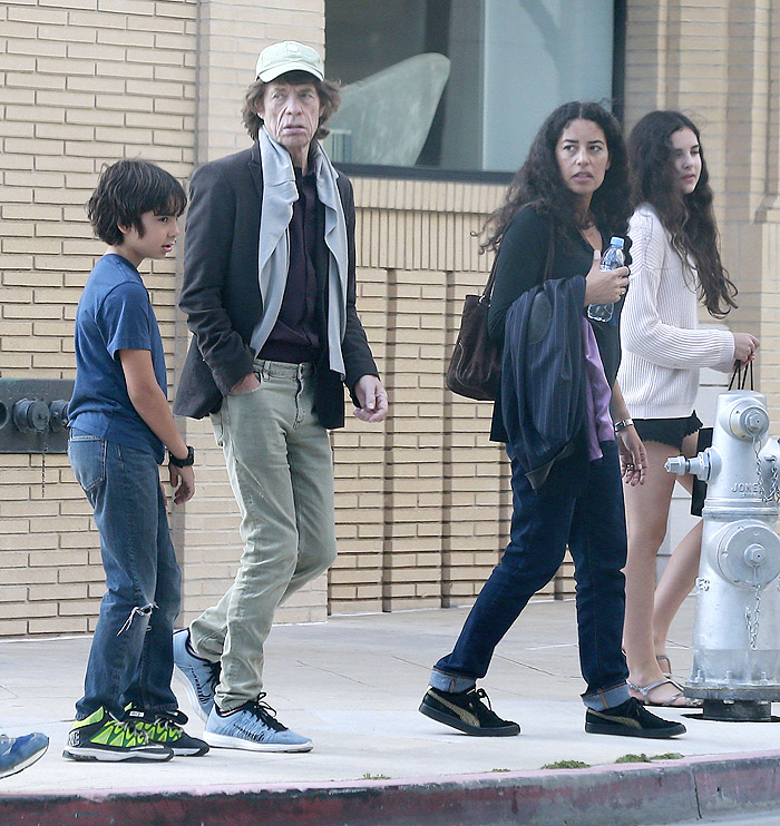 Mick Jagger faz raro passeio em família por Beverly Hills