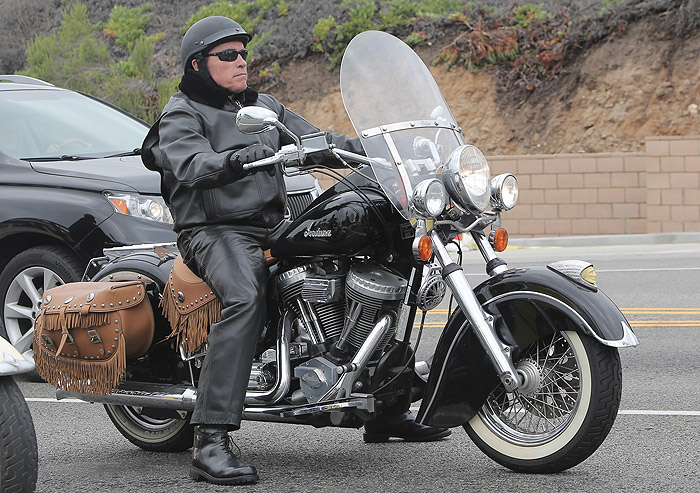 Arnold Schwarzenegger ostenta sua super moto por Malibu