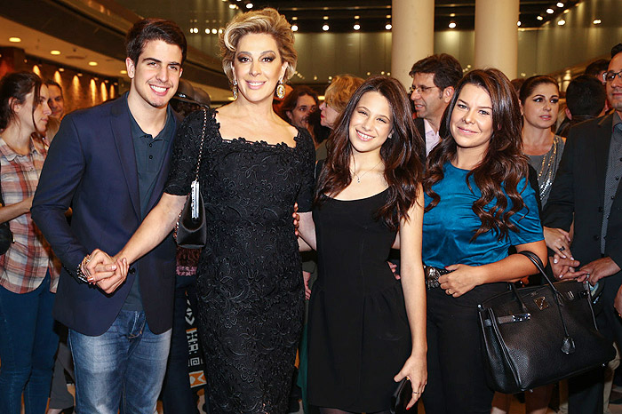 Claudia Raia posa com Enzo Celulari e Sophia, seus filhos, e Fernandinha Souza, quem apareceu morena para assistir ao espetáculo