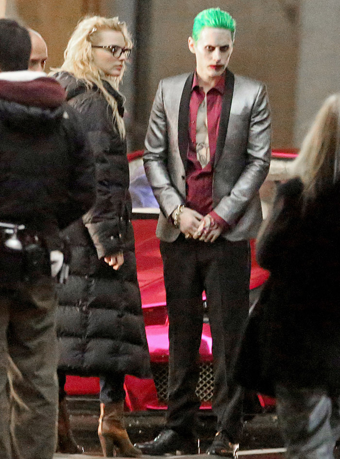 Jared Leto aparece em set de filmagem vestido com Coringa