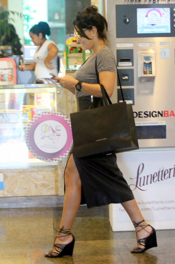 Juliana Paes usa look sensual para passeio em shopping