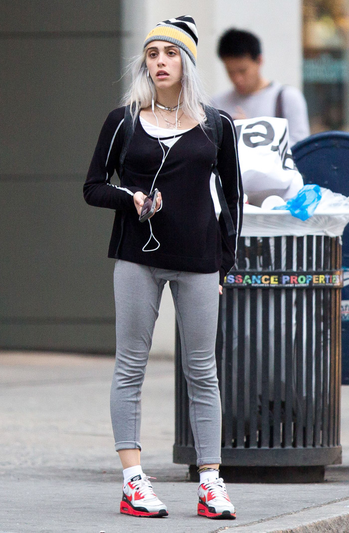 Filha de Madonna exibe cabelos cinza em Nova York