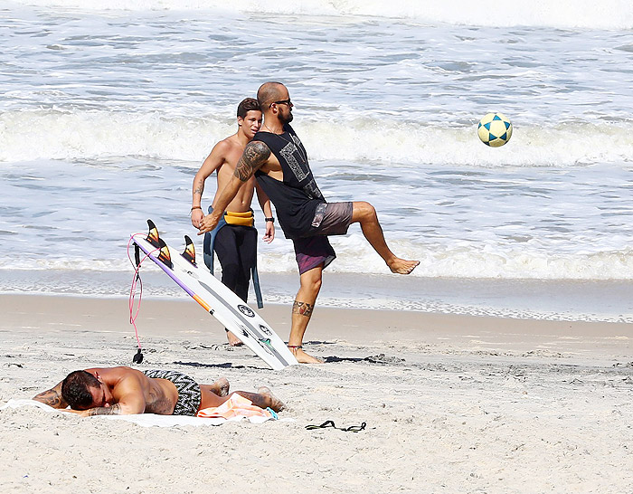 Paulo Vilhena curte praia com Filipe Toledo, do surf, no Rio