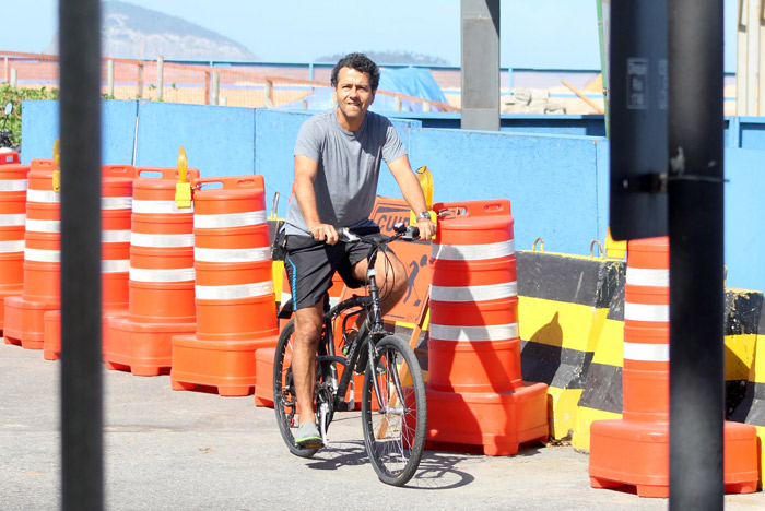 Marcos Palmeira pedala tranquilão pela orla carioca