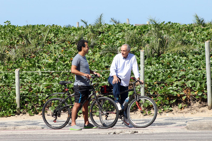 Marcos Palmeira pedala tranquilão pela orla carioca