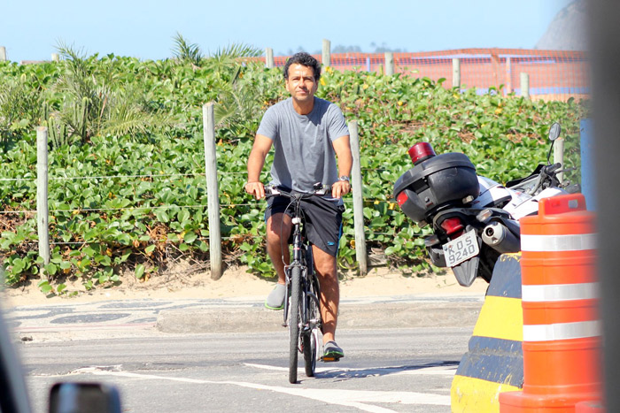 Marcos Palmeira pedala tranquilão pela orla carioca