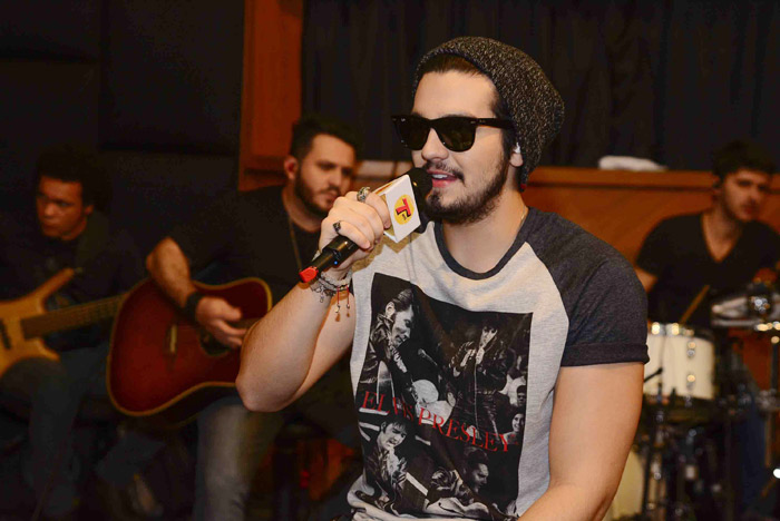 Luan Santana faz pocket show em rádio em São Paulo