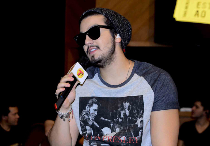 Luan Santana faz pocket show em rádio em São Paulo