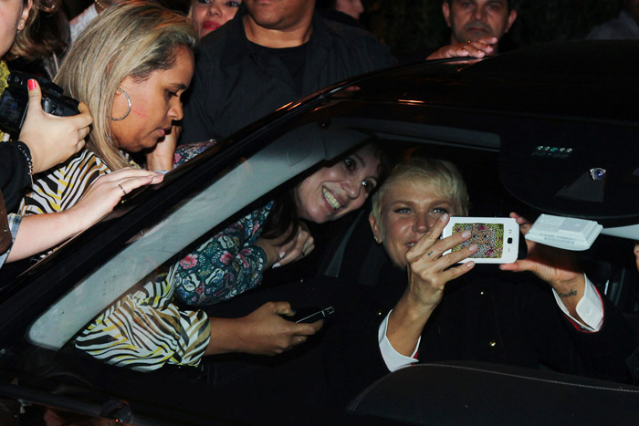 Até de dentro do carro a apresentadora fez fotos com os fãs. Vê se pode! 