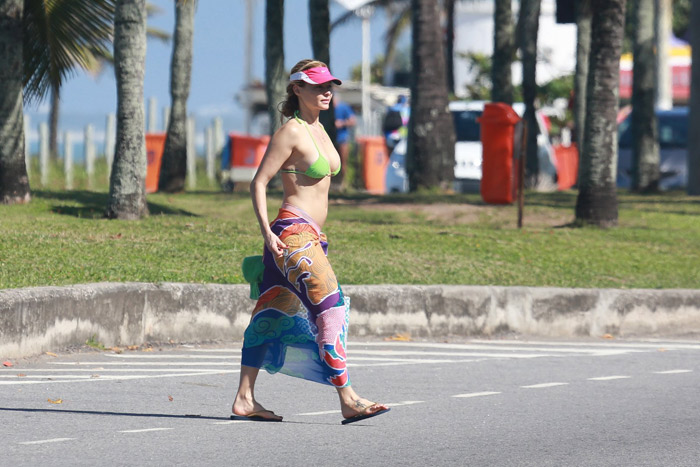  Aos 43 anos, Rita Guedes mostra boa forma ao sair da praia