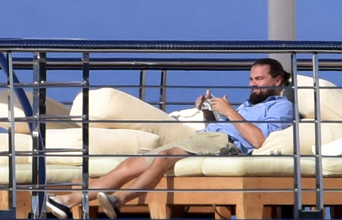 Leonardo DiCaprio curte tarde solitária num iate em Cannes 
