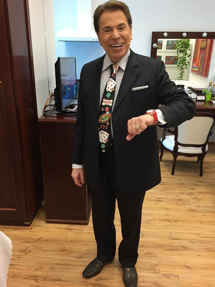Moderno: Filha clica Silvio Santos usando gravata diferente
