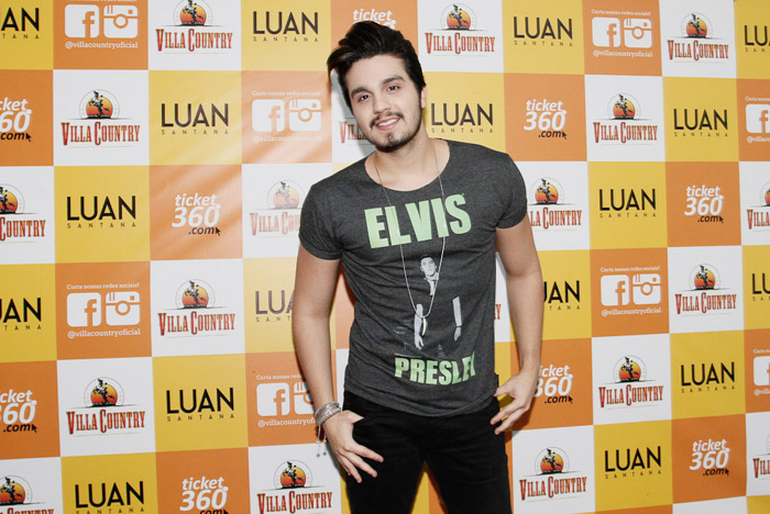 Luan Santana chega de Ferrari branca para show, em São Paulo