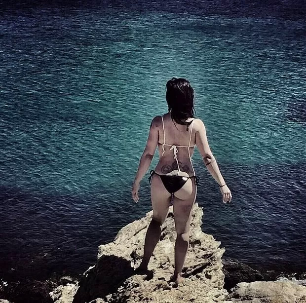 Uau! Cleo Pires posa com fundo paradisíaco na Grécia