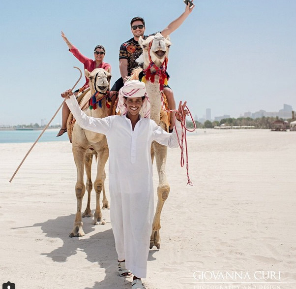 Preta Gil e Rodrigo Godoy andam de camelo em Abu Dhabi