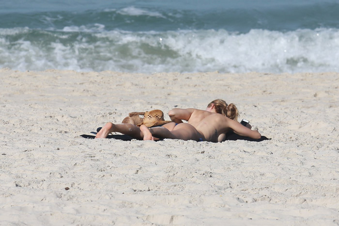 Rita Guedes faz topless em praia do Rio de Janeiro