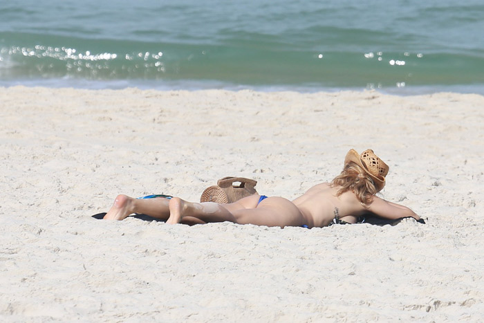 Rita Guedes faz topless em praia do Rio de Janeiro