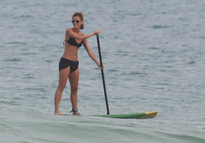 Fernanda de Freitas leva tombo durante stand-up paddle