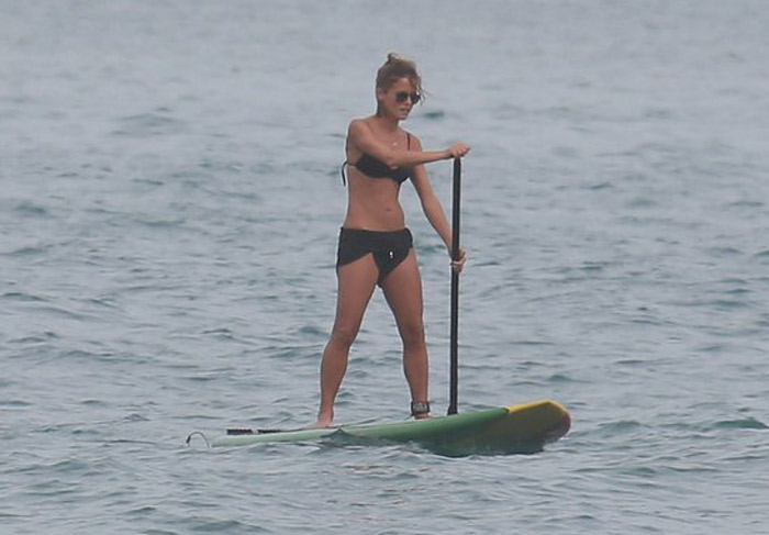 Fernanda de Freitas leva tombo durante stand-up paddle