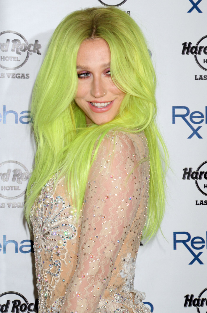 Kesha radicaliza e pinta o cabelo de verde bem chamativo