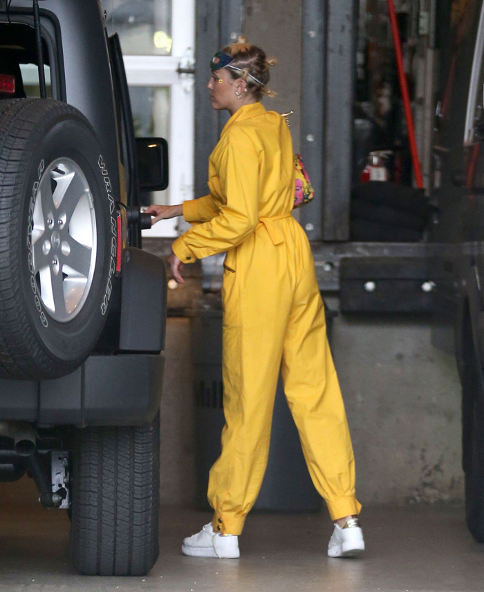 Miley Cyrus usa macacão que mais parece uniforme de fábrica
