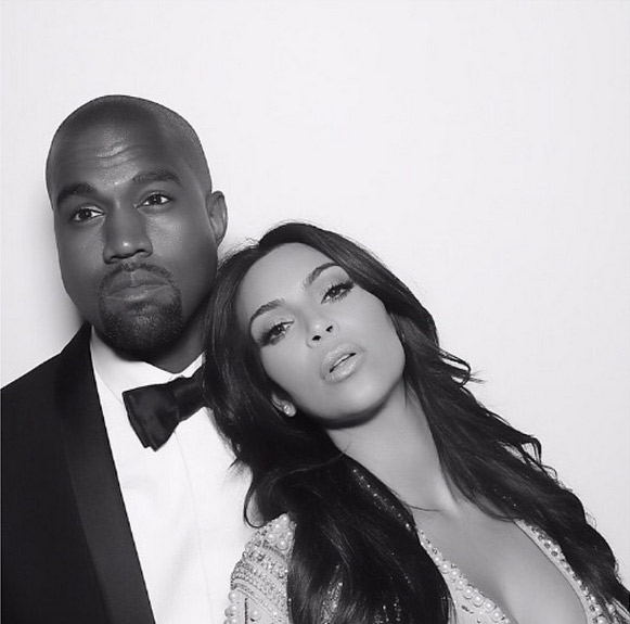 Kim Kardashian comemora um ano de casada em rede social