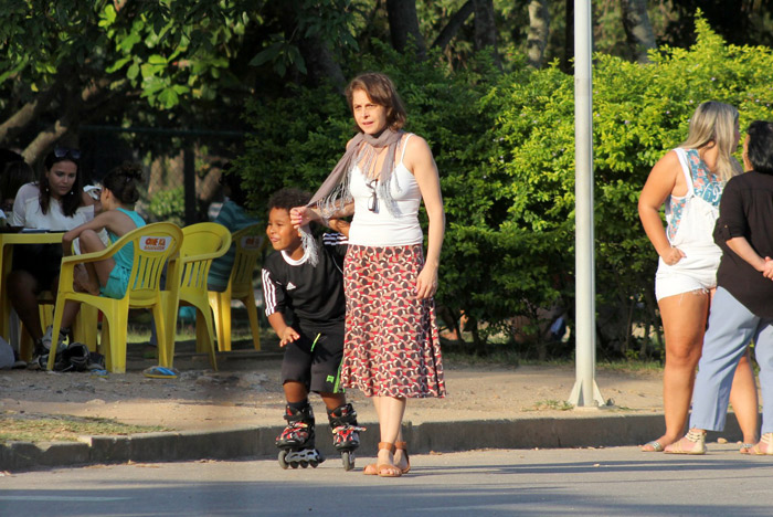 Drica Moraes ensina o filho a andar de patins na Lagoa